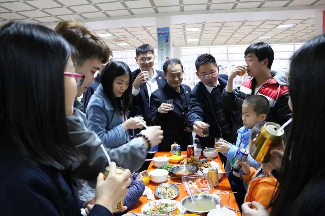 迎春团拜会  情温巨轮人